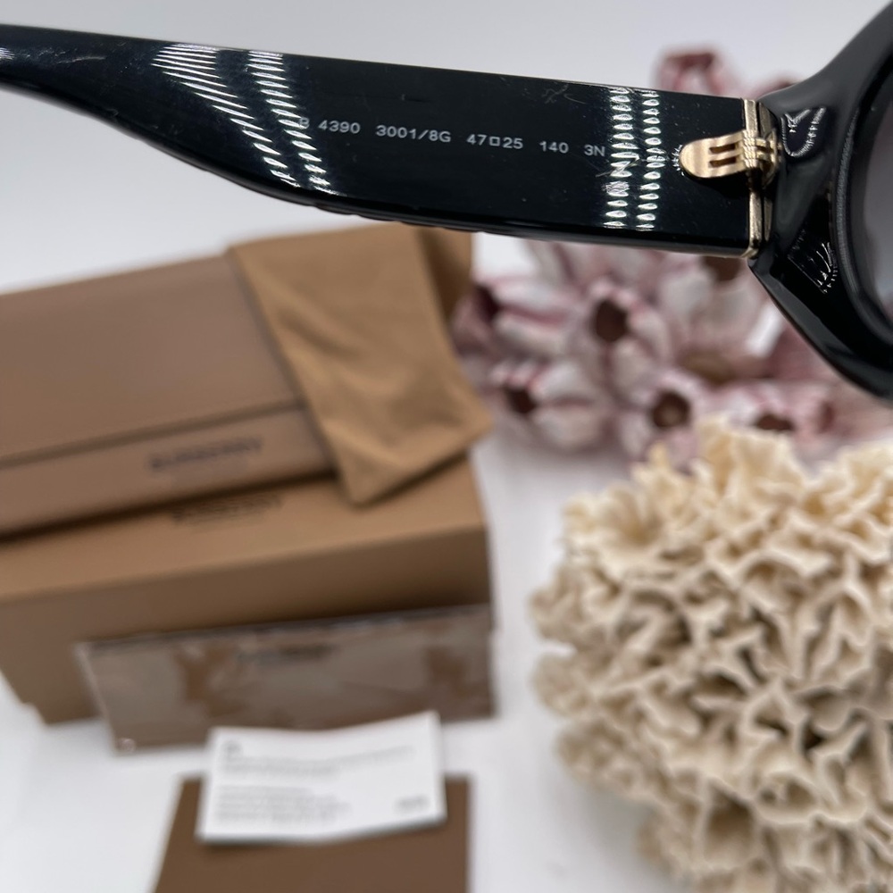 Burberry Black Sunglasses with Timeless Elegance - Picture 5 of 7